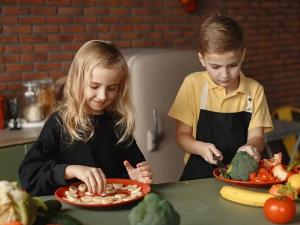 بچوں کی صحت کے لیے متوازن غذا اور ضروری غذائی اجزاء