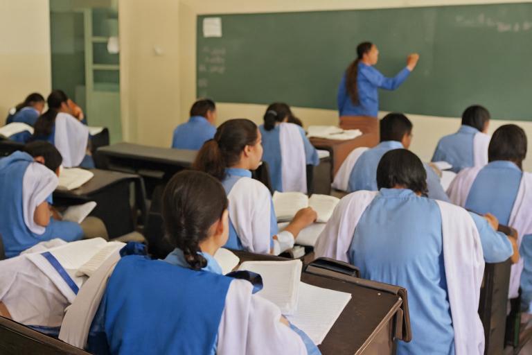 پی ایف کا گرلز اسکولوں میں مرد اساتذہ پر مکمل پابندی